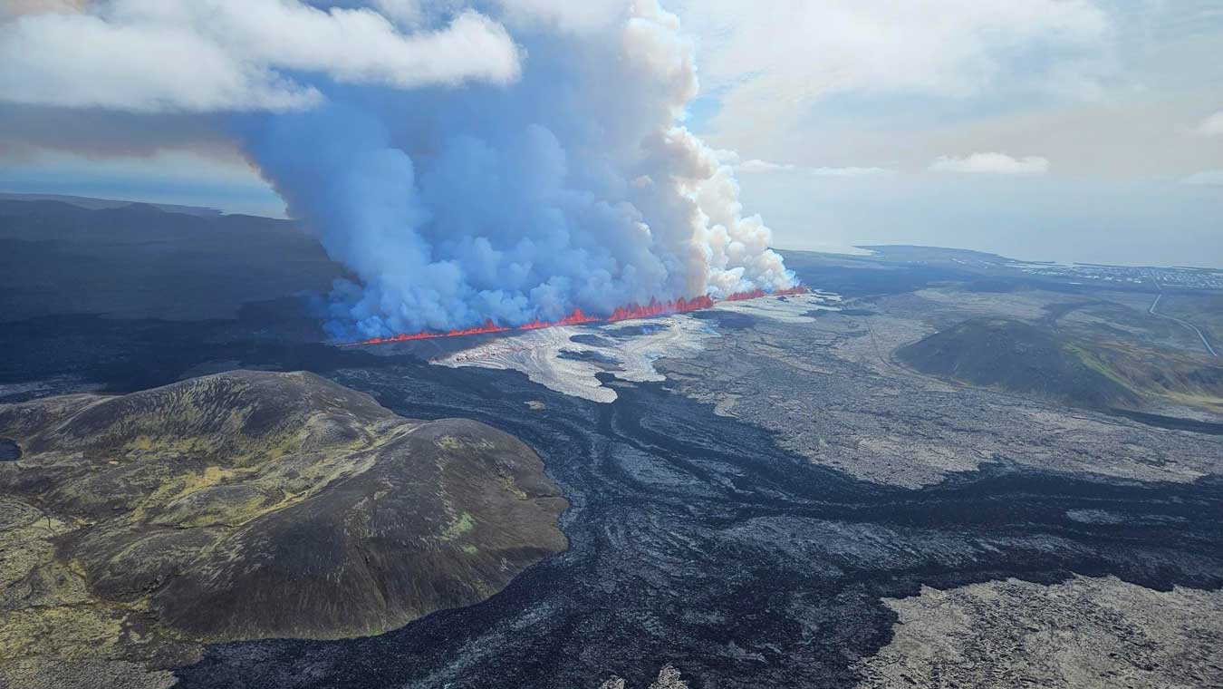 Pictures of the eruption by Björn Oddsson, from the Public Defense, taken on a helicopter flight